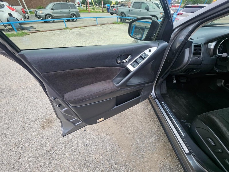 Nissan Murano Vehicle Full-screen Gallery Image 11