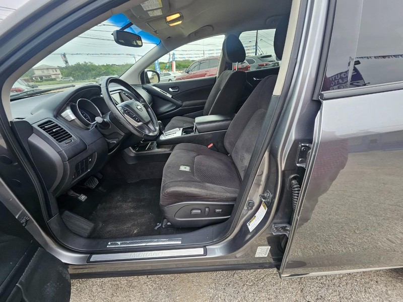 Nissan Murano Vehicle Full-screen Gallery Image 12