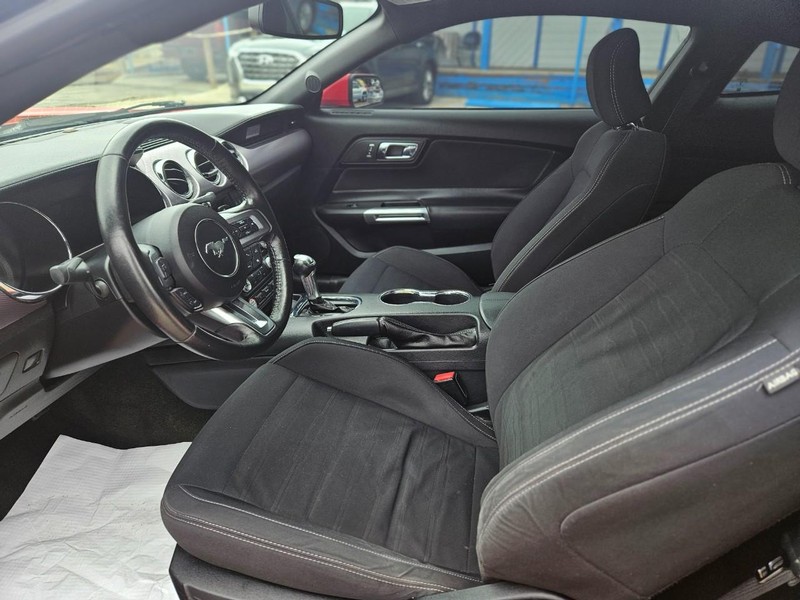 Ford Mustang Vehicle Full-screen Gallery Image 8