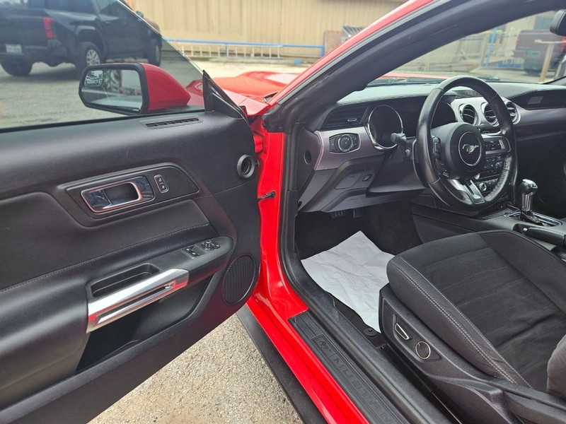 Ford Mustang Vehicle Full-screen Gallery Image 9