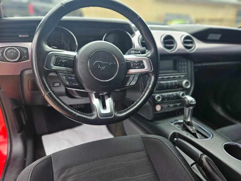 Ford Mustang Vehicle Full-screen Gallery Image 10