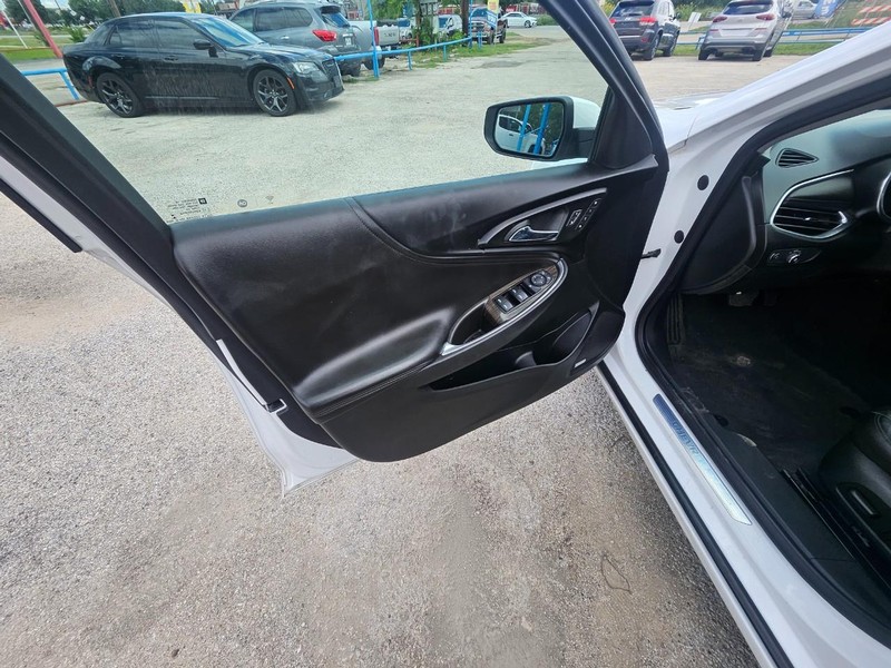 Chevrolet Malibu Vehicle Full-screen Gallery Image 9