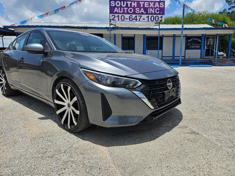 Nissan Sentra Vehicle Full-screen Gallery Image 2