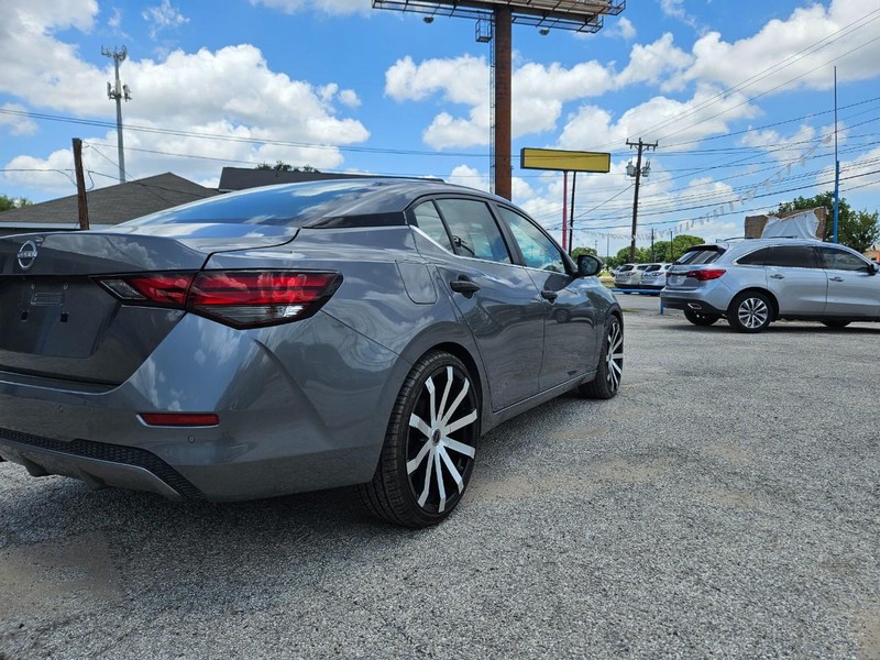 Nissan Sentra Vehicle Full-screen Gallery Image 5