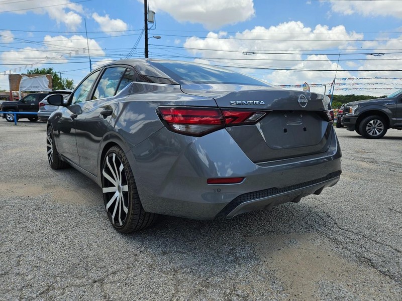 Nissan Sentra Vehicle Full-screen Gallery Image 6