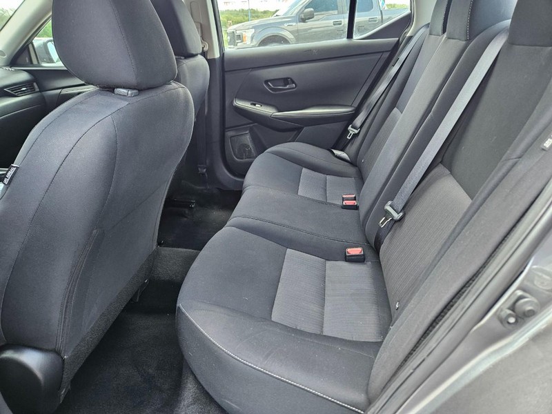 Nissan Sentra Vehicle Full-screen Gallery Image 8