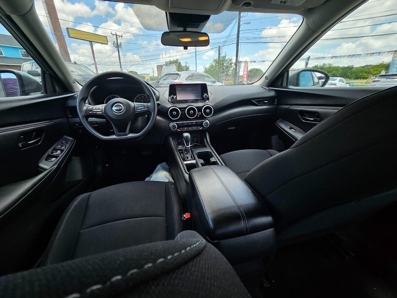 Nissan Sentra Vehicle Full-screen Gallery Image 9