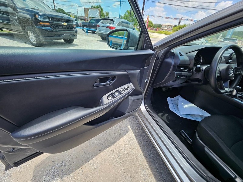 Nissan Sentra Vehicle Full-screen Gallery Image 10