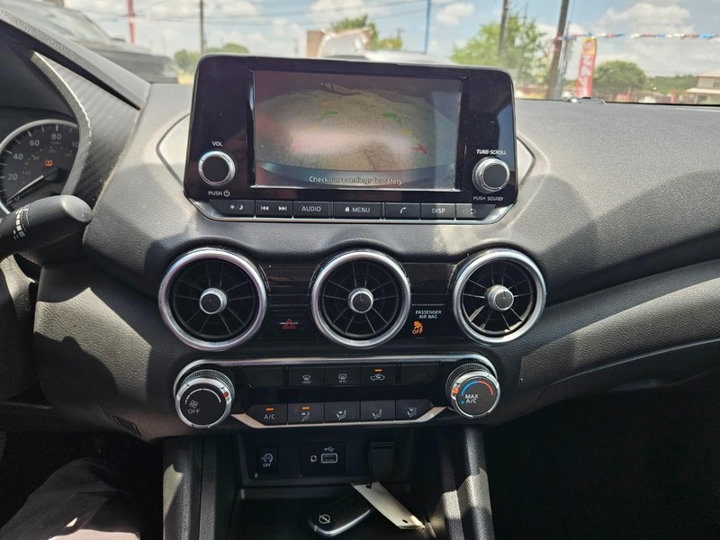 Nissan Sentra Vehicle Full-screen Gallery Image 11