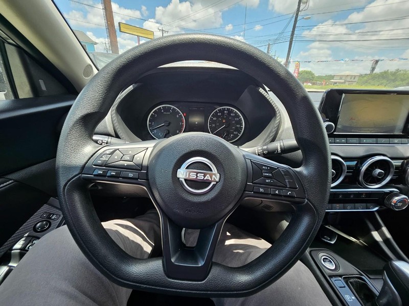 Nissan Sentra Vehicle Full-screen Gallery Image 12