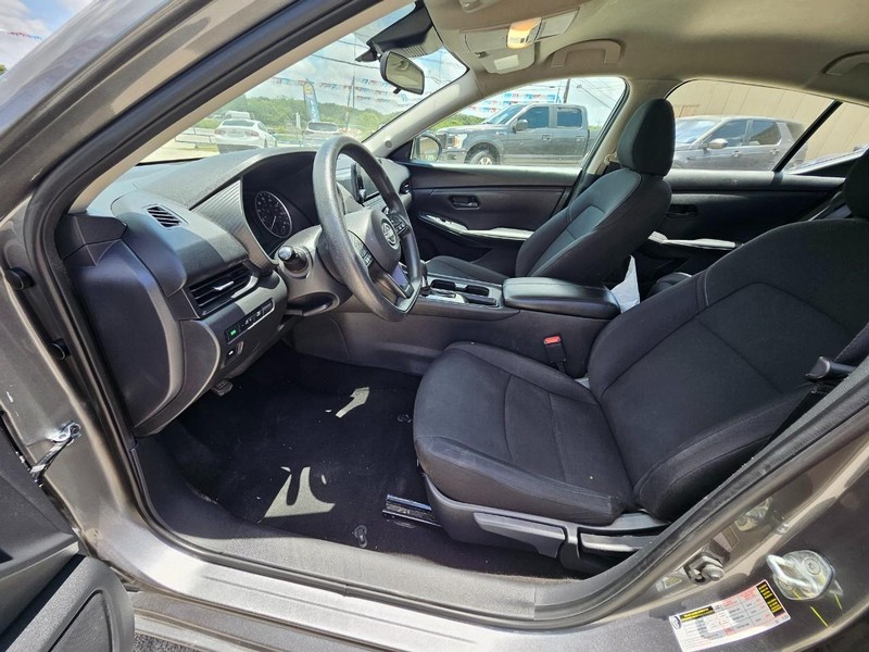 Nissan Sentra Vehicle Full-screen Gallery Image 13
