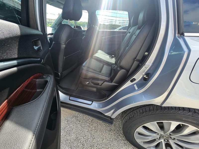 Acura MDX Vehicle Full-screen Gallery Image 10