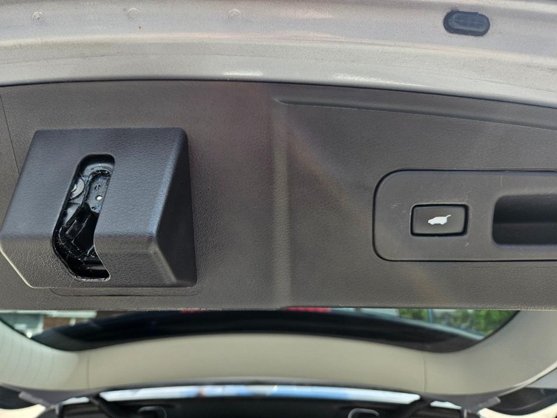 Acura MDX Vehicle Full-screen Gallery Image 12