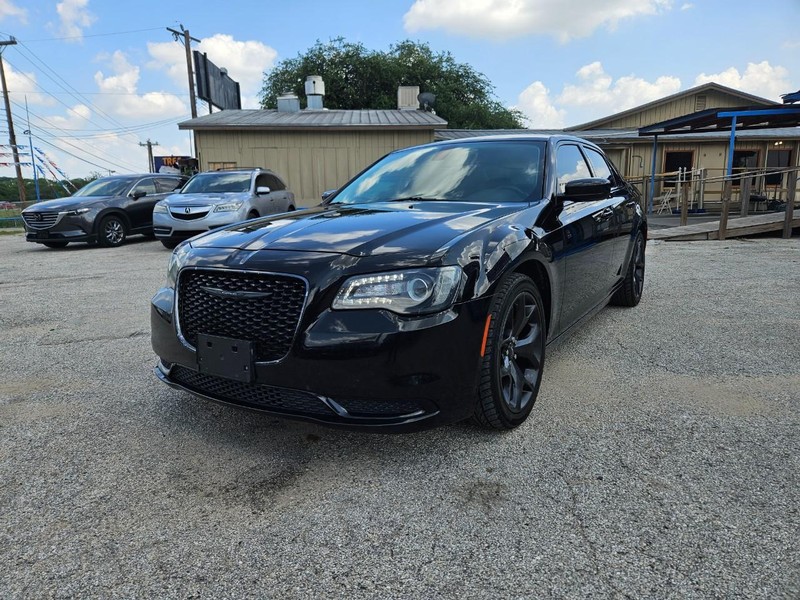 Chrysler 300 Vehicle Full-screen Gallery Image 2