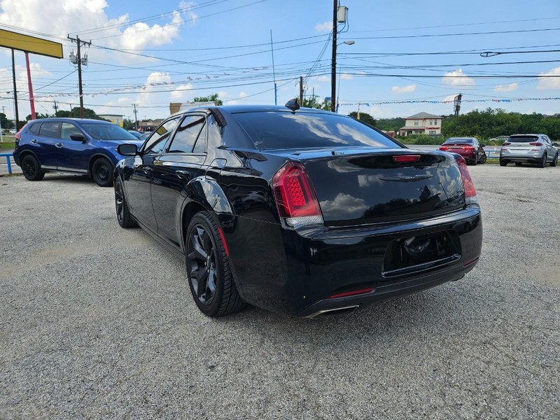Chrysler 300 Vehicle Full-screen Gallery Image 3