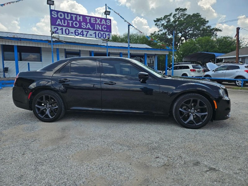 Chrysler 300 Vehicle Full-screen Gallery Image 4