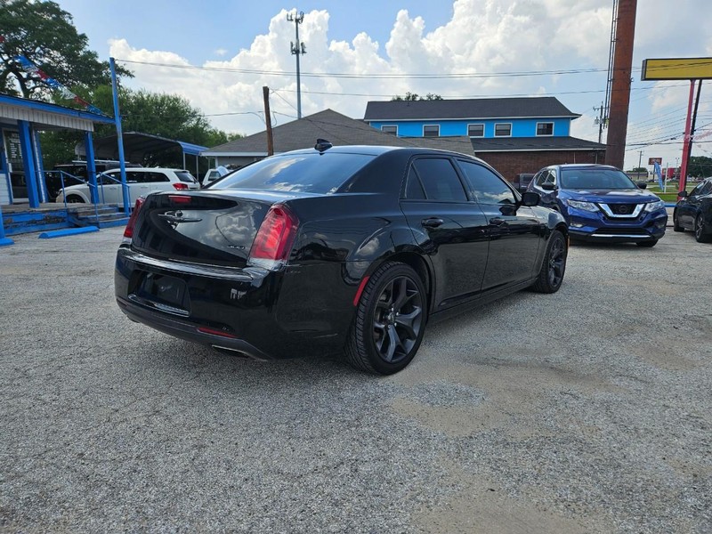 Chrysler 300 Vehicle Full-screen Gallery Image 5