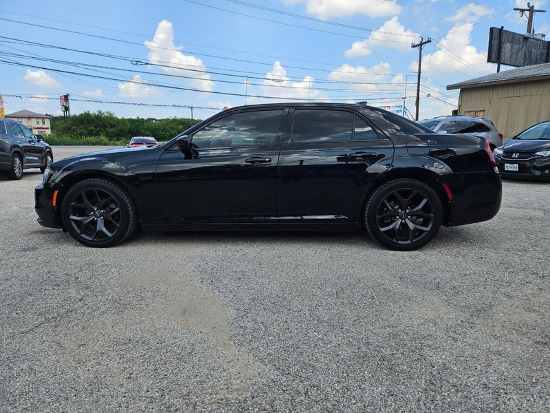 2021 Chrysler 300 Touring's photo