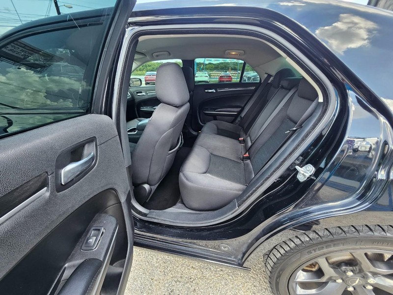 Chrysler 300 Vehicle Full-screen Gallery Image 7