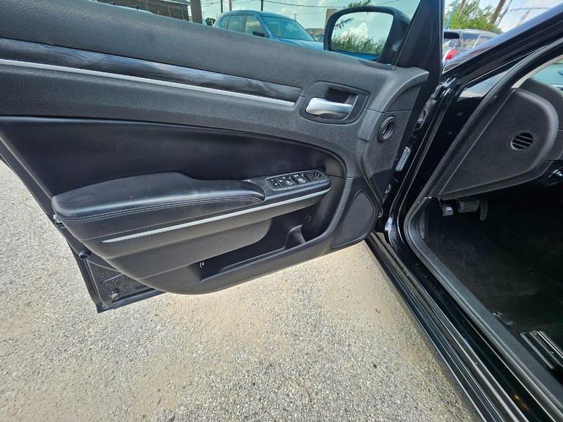 Chrysler 300 Vehicle Full-screen Gallery Image 8