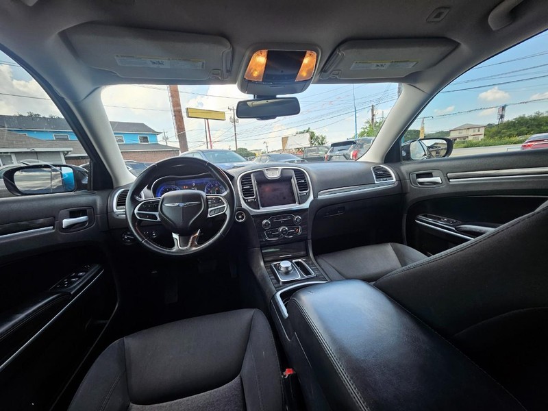 Chrysler 300 Vehicle Full-screen Gallery Image 10