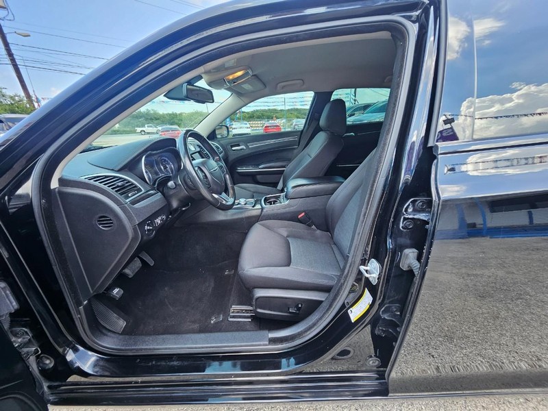 Chrysler 300 Vehicle Full-screen Gallery Image 11