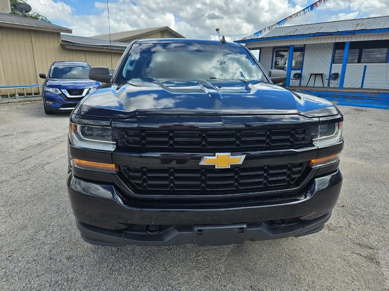 Chevrolet Silverado 1500 Vehicle Full-screen Gallery Image 3