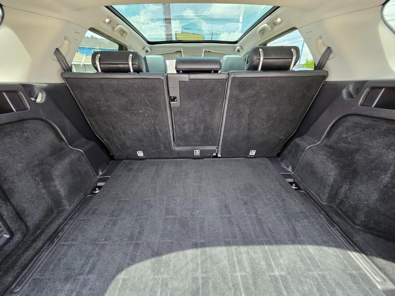 Land Rover Discovery Sport Vehicle Full-screen Gallery Image 7