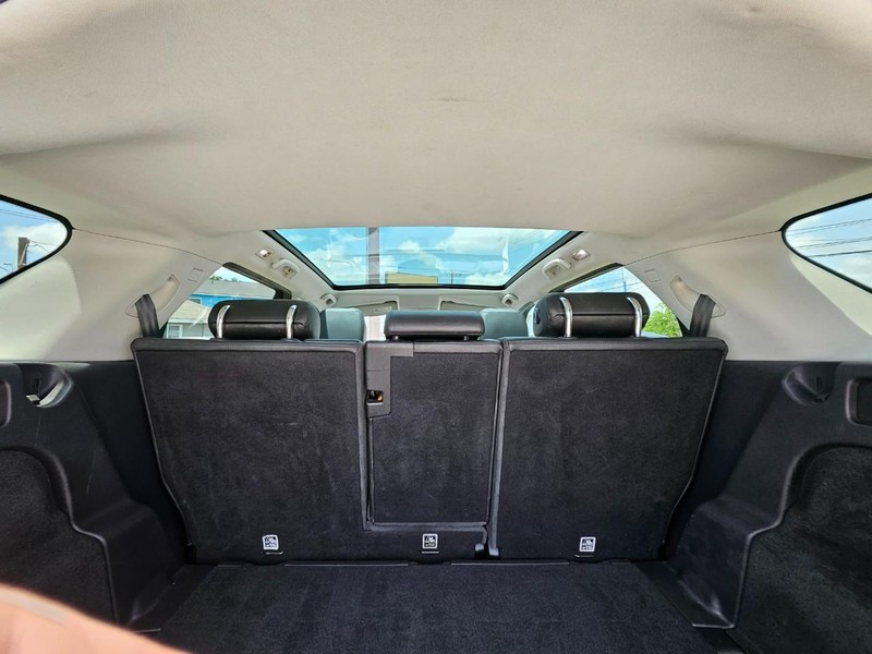 Land Rover Discovery Sport Vehicle Full-screen Gallery Image 8