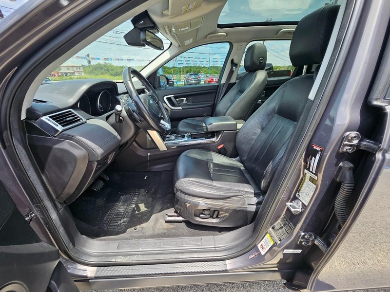 Land Rover Discovery Sport Vehicle Full-screen Gallery Image 11