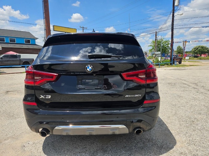 BMW X3 Vehicle Full-screen Gallery Image 6
