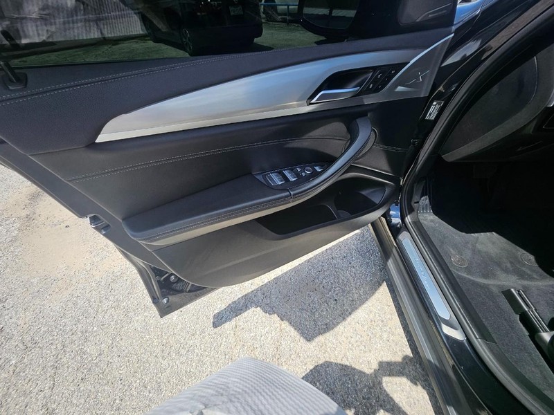 BMW X3 Vehicle Full-screen Gallery Image 9