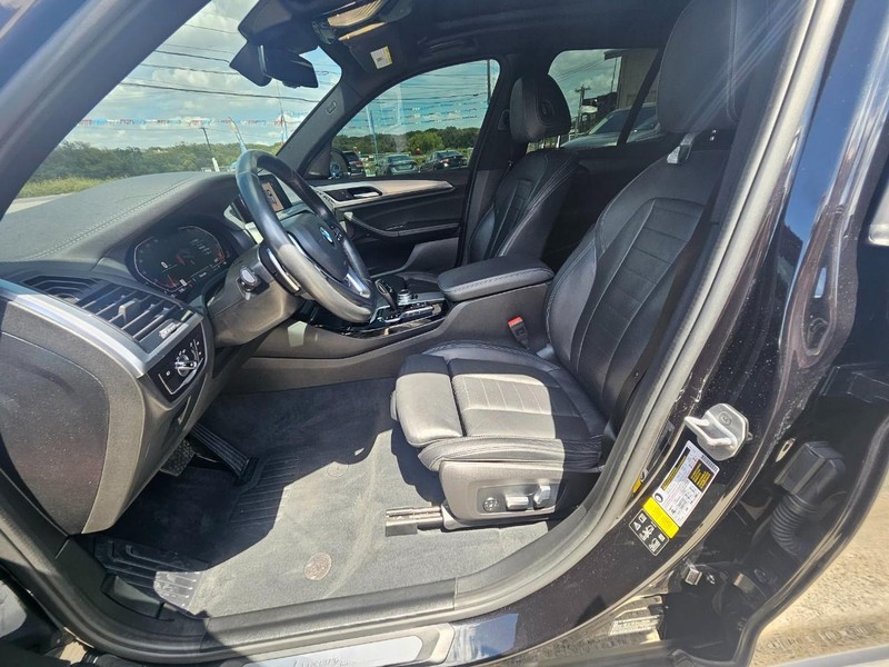 BMW X3 Vehicle Full-screen Gallery Image 10