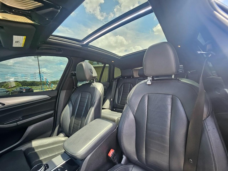 BMW X3 Vehicle Full-screen Gallery Image 11