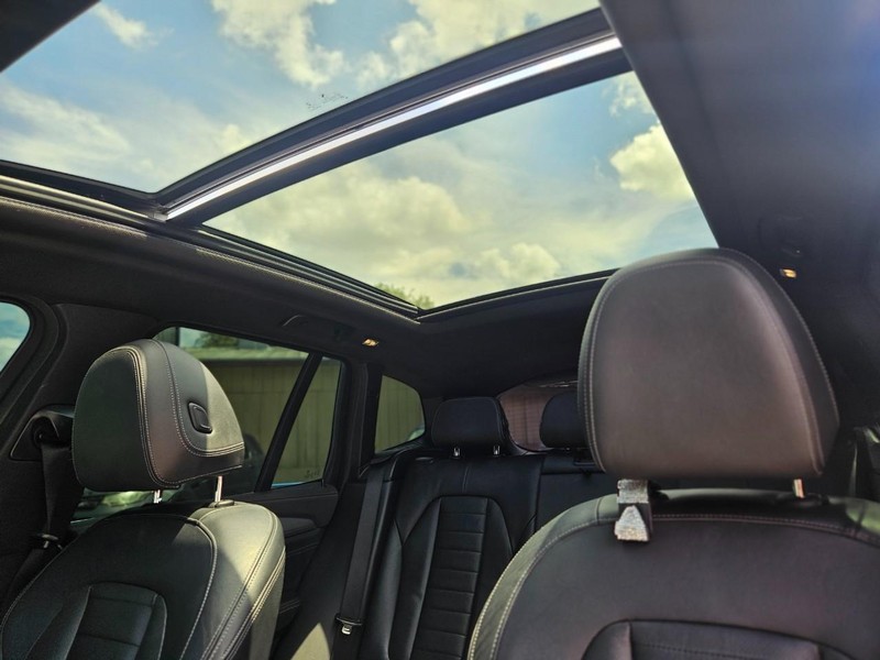 BMW X3 Vehicle Full-screen Gallery Image 12