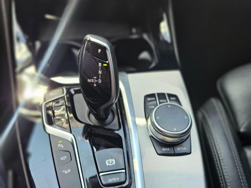 BMW X3 Vehicle Full-screen Gallery Image 13