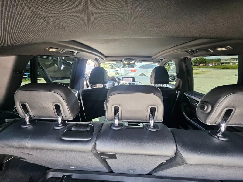BMW X3 Vehicle Full-screen Gallery Image 14