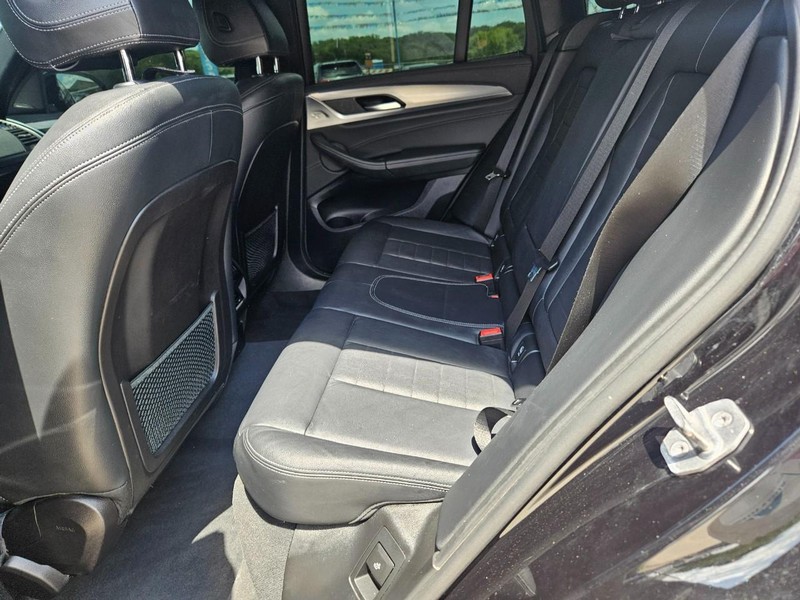 BMW X3 Vehicle Full-screen Gallery Image 15