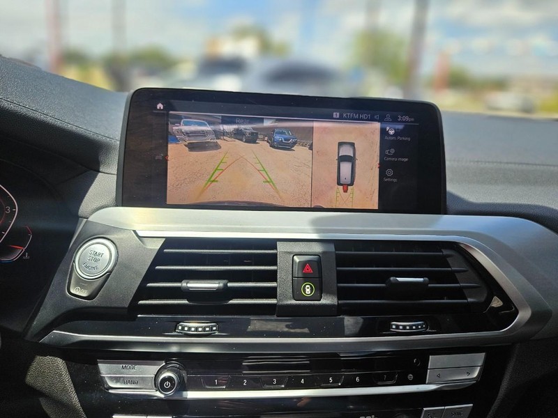 BMW X3 Vehicle Full-screen Gallery Image 16