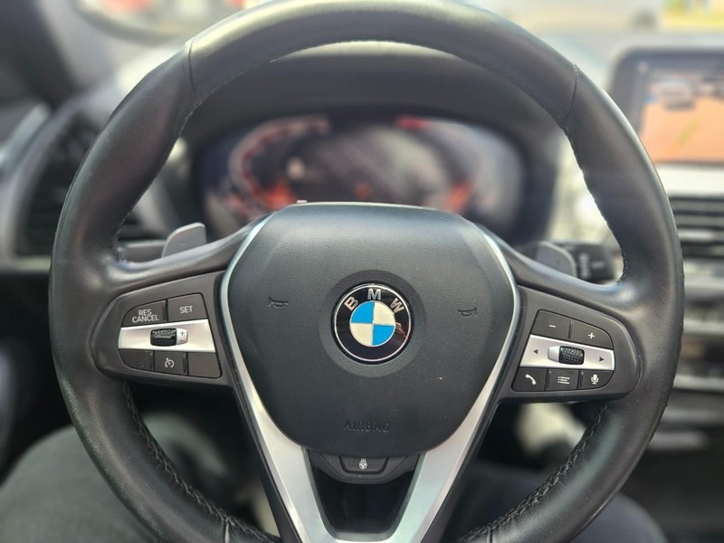 BMW X3 Vehicle Full-screen Gallery Image 17