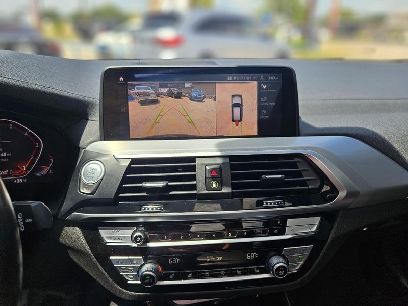 BMW X3 Vehicle Full-screen Gallery Image 18