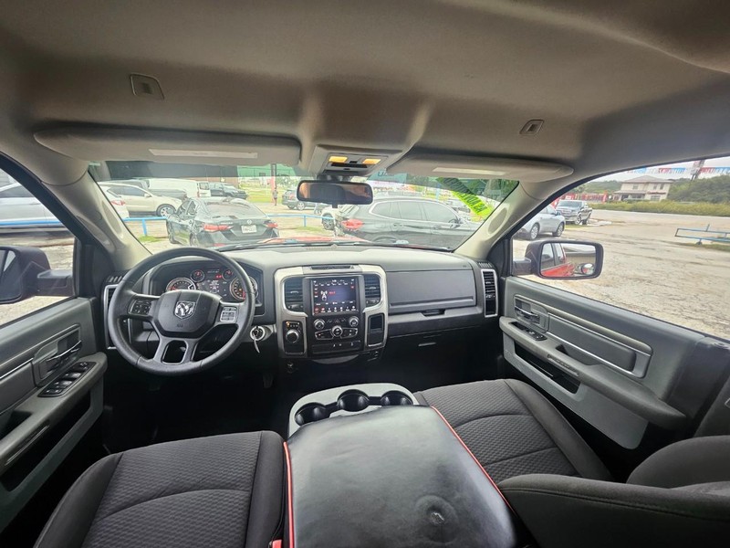 Ram 1500 Classic Vehicle Full-screen Gallery Image 10