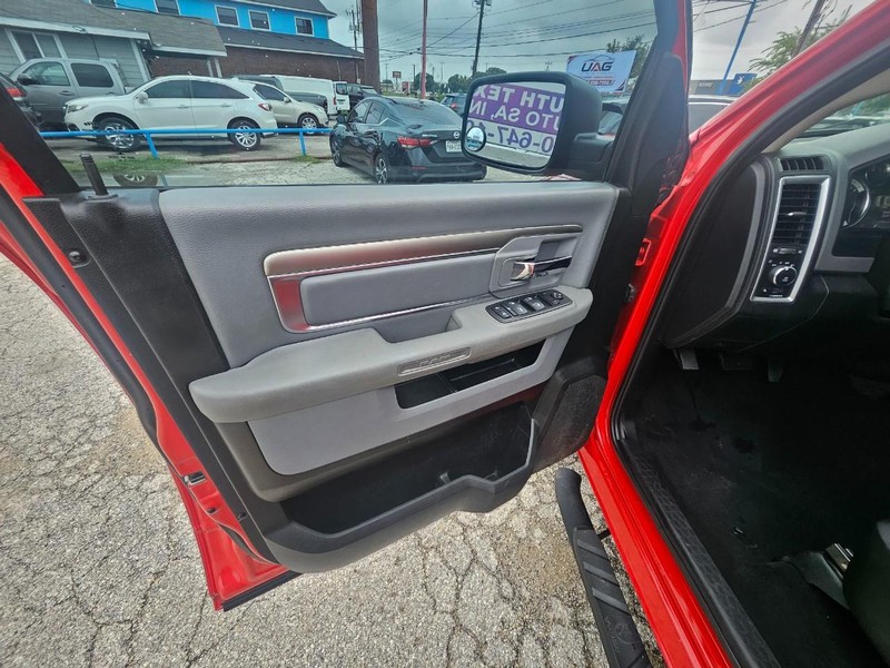 Ram 1500 Classic Vehicle Full-screen Gallery Image 11