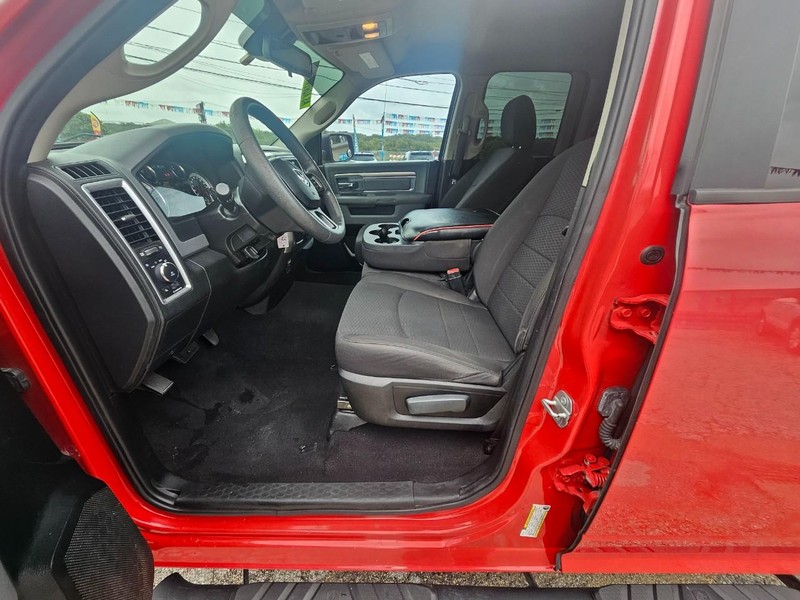 Ram 1500 Classic Vehicle Full-screen Gallery Image 12