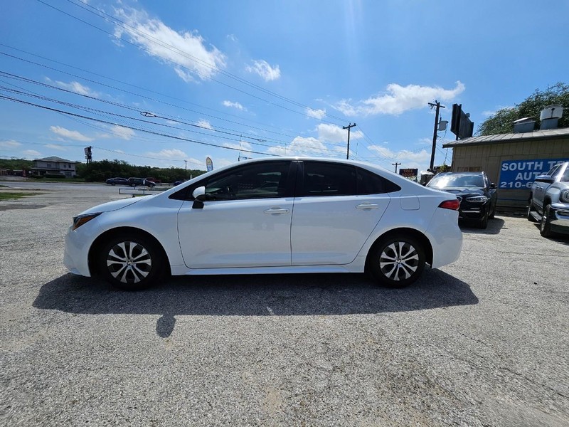 Toyota Corolla Hybrid Vehicle Full-screen Gallery Image 2