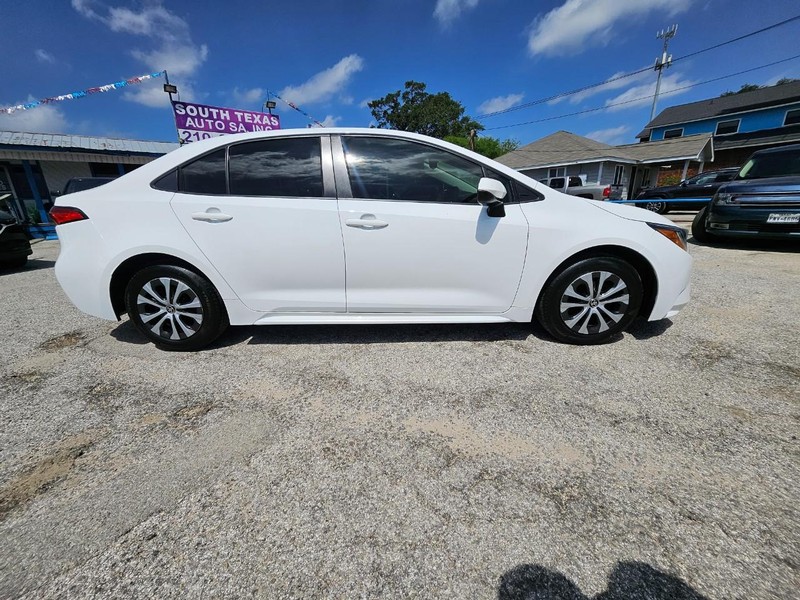 Toyota Corolla Hybrid Vehicle Full-screen Gallery Image 4