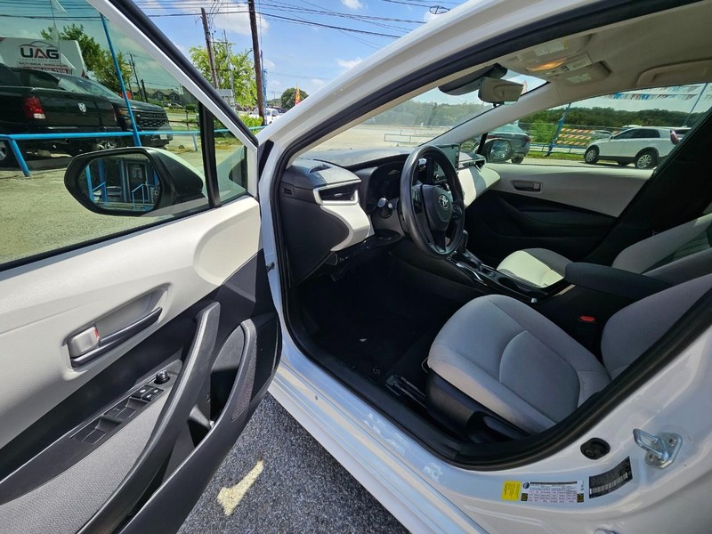 Toyota Corolla Hybrid Vehicle Full-screen Gallery Image 7