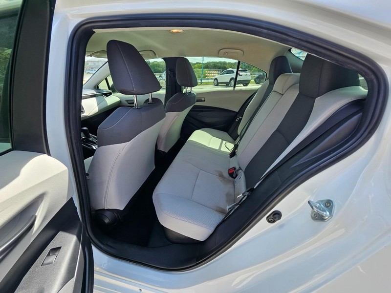 Toyota Corolla Hybrid Vehicle Full-screen Gallery Image 9