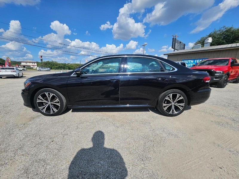 Volkswagen Passat Vehicle Full-screen Gallery Image 2