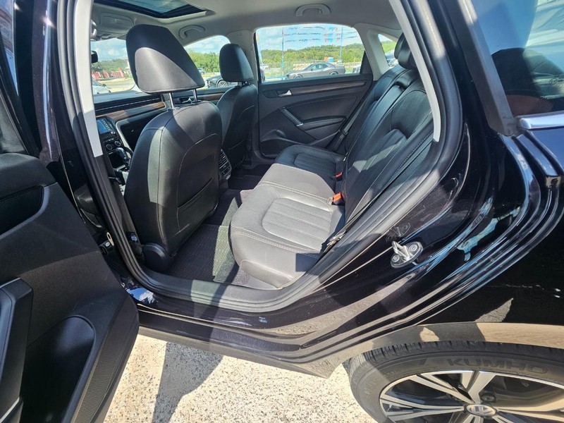 Volkswagen Passat Vehicle Full-screen Gallery Image 8